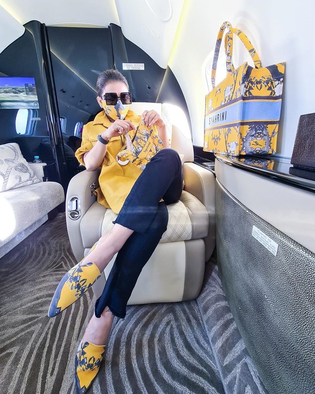 Syahrini mengunggah gayanya saat naik je pribadi untuk berangkat liburan ke Bromo, Jawa Timur. Dalam foto yang dipamerkannya ke akun Instagram itu tampak pelantun Sesuatu itu bergaya matching mulai dari busana, sepatu hingga tasnya. Foto: instagram