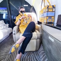 Syahrini mengunggah gayanya saat naik je pribadi untuk berangkat liburan ke Bromo, Jawa Timur. Dalam foto yang dipamerkannya ke akun Instagram itu tampak pelantun Sesuatu itu bergaya matching mulai dari busana, sepatu hingga tasnya. Foto: instagram