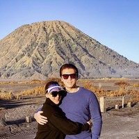 Syahrini dan Reino Barack yang sebelum pandemi Corona kerap berpergian ke luar negeri, kini berpose mesra dengan latar salah satu keindahan Indonesia yaitu Gunung Bromo. Foto: instagram