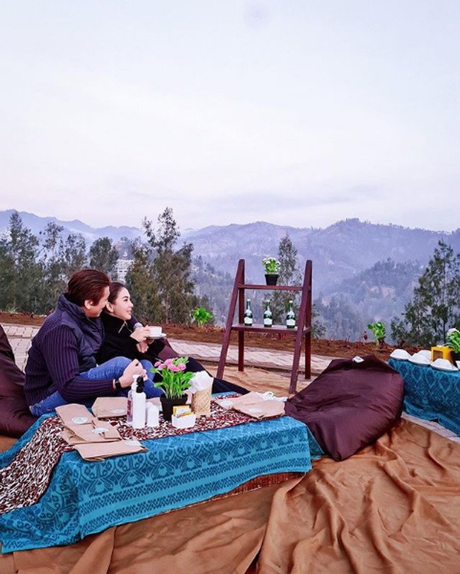 Syahrini dan Reino Barack melakukan berbagai aktivitas seru hingga romantis selama liburan di Bromo. Mulai dari menikmati sunset sambil berpelukan mesra hingga naik jeep mengitari kawasan Bromo. Foto: Dok. Instagram @princessyahrini