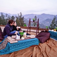 Syahrini dan Reino Barack melakukan berbagai aktivitas seru hingga romantis selama liburan di Bromo. Mulai dari menikmati sunset sambil berpelukan mesra hingga naik jeep mengitari kawasan Bromo. Foto: Dok. Instagram @princessyahrini