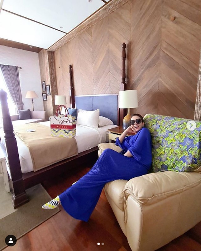 Bukan Syahrini namanya kalau tidak mewah. Liburan di Bromo bersama sang suami, Reino Barack, wanita yang akrab disapa incess itu pun menginap di Resort Plataran Bromo. Syahrini menginap di vila yang memiliki area kolam renang pribadi. Harga per malam vila dengan tiga kamar dan kolam renang pribadi ini mulai dari Rp 15 jutaan.Foto: Dok. Instagram @princessyahrini