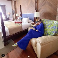 Bukan Syahrini namanya kalau tidak mewah. Liburan di Bromo bersama sang suami, Reino Barack, wanita yang akrab disapa incess itu pun menginap di Resort Plataran Bromo. Syahrini menginap di vila yang memiliki area kolam renang pribadi. Harga per malam vila dengan tiga kamar dan kolam renang pribadi ini mulai dari Rp 15 jutaan.Foto: Dok. Instagram @princessyahrini