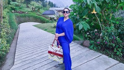 7 Gaya Syahrini Liburan Mewah di Bromo, Naik Jet Pribadi, Bawa Tas UMKM