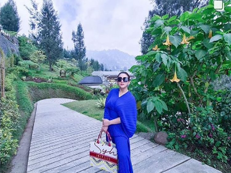 7 Gaya Syahrini Liburan Mewah di Bromo, Naik Jet Pribadi, Bawa Tas UMKM