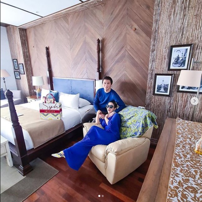 Inilah momen Syahrini berpose mesra dengan Reino Barack di kamar tempat mereka menginap di Resort Plataran Bromo. Kamar ini memiliki pemandangan langsung ke Gunung Bromo. Foto: Dok. Instagram @princessyahrini
