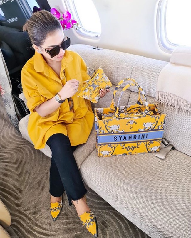 Dalam keterangan fotonya di Instagram, Syahrini menyebut tas kuning yang bertuliskan namanya itu merupakan produk UMKM buatan adiknya Ai Syahrani. Tas tersebut dijual satu set dengan mukena, masker, pouch dan sepatu sandal. Total harga satu set tote bag beserta isinya itu adalah Rp 3 juta. Foto: Dok. Instagram @princessyahrini