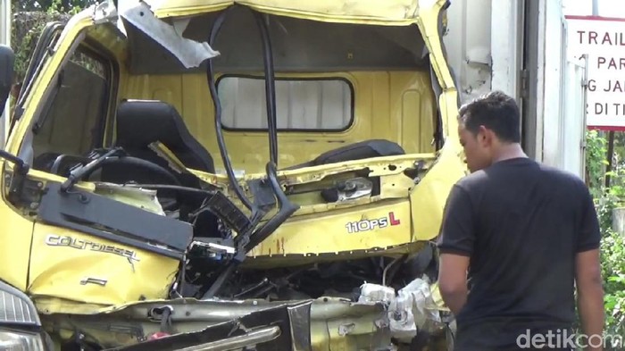 Tabrakan truk di tol cipularang KM 70 dua tewas