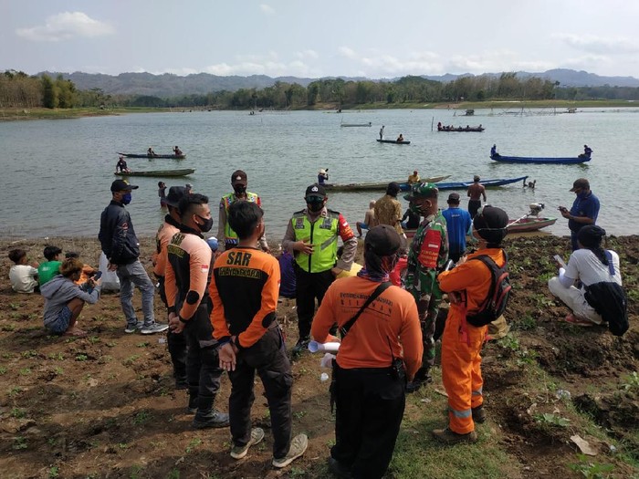 Dua pria tewas tenggelam di Waduk Sutami, Kabupaten Malang dalam peristiwa perahu terbalik. Peristiwa terjadi ketika dua korban menjala ikan.