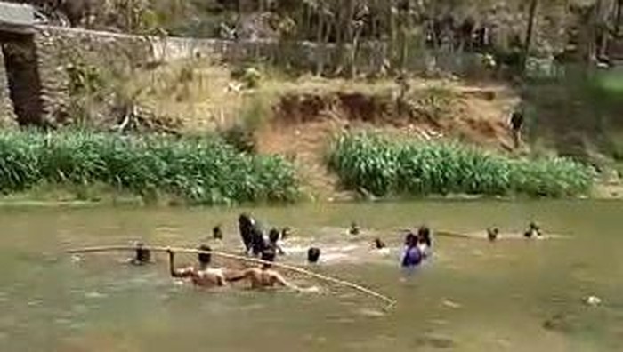 Tim SAR dan masyarakat saat mengevakuasi korban tenggelam di Sungai Oya, Bantul, Minggu (20/9/2020)..