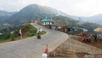 Wisatawan yang tengah asyik berfoto di tol kayangan.