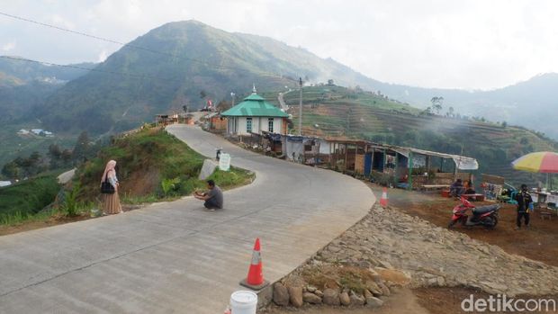 Tol kayangan di Dataran Tinggi Dieng.