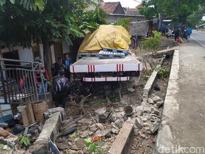  Truk  Semen Tabrak Rumah  dan Sepeda Motor di Cianjur
