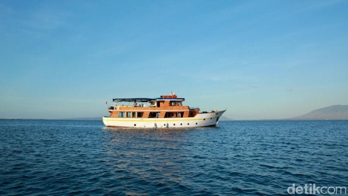 Kapal Magia II menawarkan paket berwisata dengan menyusuri pesona bahari Banyuwangi. Kapal Magia II kini bersandar di Pantai Marina Boom Banyuwangi.