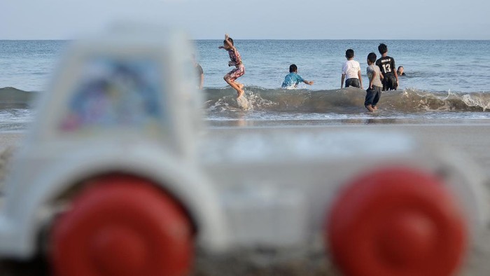 Wisatawan mengunjungi kawasan wisata Pantai Santolo, Pameungpeuk, Kabupaten Garut, Jawa Barat, Minggu (20/9/2020). Pantai Santolo menjadi salah satu destinasi wisata populer di Garut bagian selatan yang memiliki bentang pantai yang cukup panjang dan ramai dikunjungi wisatawan domestik maupun mancanegara. ANTARA FOTO/Candra Yanuarsyah/agr/foc.