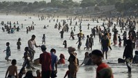 Terakhir adalah Garut. Daerah yang berjarak sekitar 50 kilometer dari pusat Kota Bandung, Kabupaten Garut jadi salah satu daerah yang punya daya tarik bagi wisatawan. Adapun daerah yang dikenal dengan camilan Dodol ini punya variasi objek wisata yang beragam. Dari mulai area pegunungan hingga pesisir pantai yang eksotik. ANTARA FOTO/Candra Yanuarsyah  