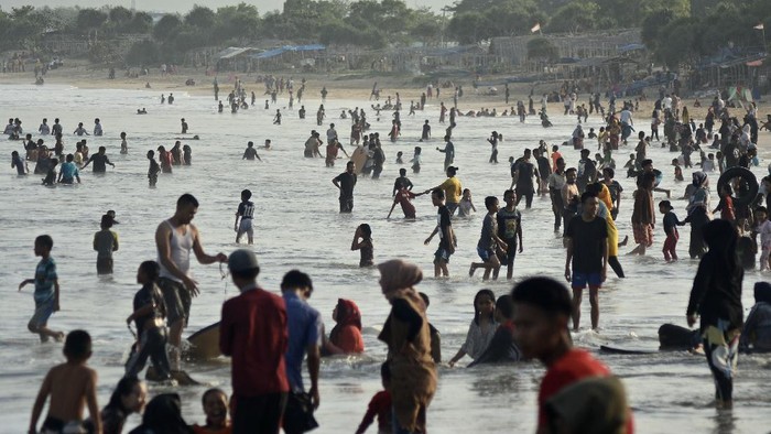 Wisatawan mengunjungi kawasan wisata Pantai Santolo, Pameungpeuk, Kabupaten Garut, Jawa Barat, Minggu (20/9/2020). Pantai Santolo menjadi salah satu destinasi wisata populer di Garut bagian selatan yang memiliki bentang pantai yang cukup panjang dan ramai dikunjungi wisatawan domestik maupun mancanegara. ANTARA FOTO/Candra Yanuarsyah/agr/foc.