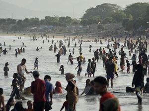Ratusan Orang Kunjungi Wisata Pantai Santolo Garut