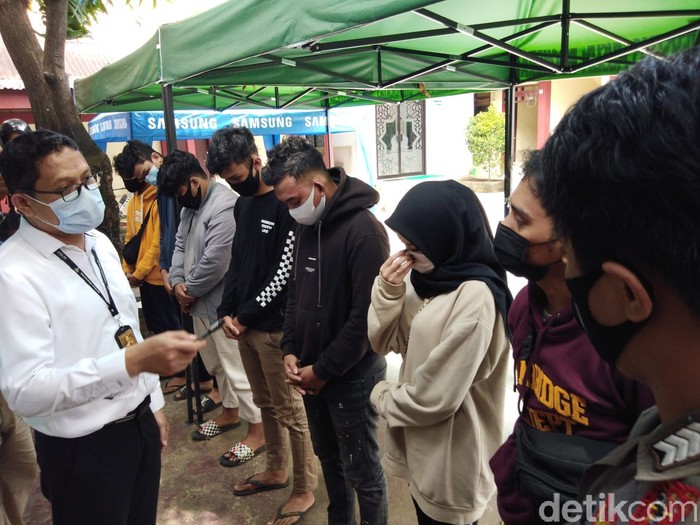 7 Orang diamankan terkait mahasiswi digilir sejumlah pria di Makassar (Hermawan-detikcom).