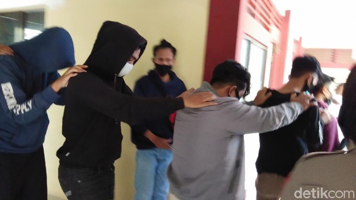 7 Orang yang diamankan terkait pemerkosaan mahasiswi secara bergiliran di Makassar (Hermawan-detikcom).
