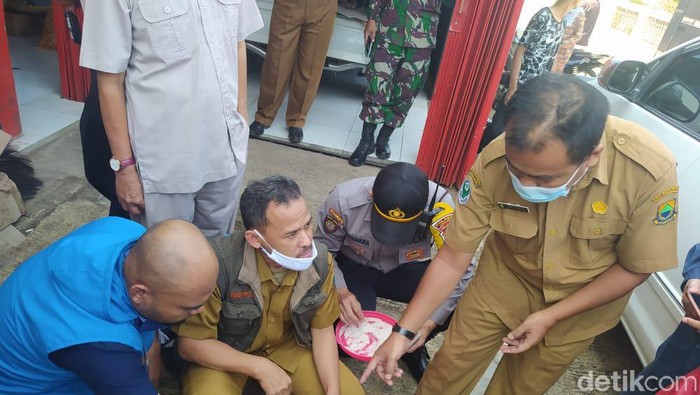 8 KPM di Cianjur menerima beras bansos bercampur butiran plastik
