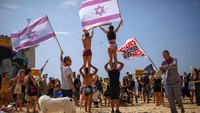 Aksi protes ini dilakukan karena tidak setuju dengan keputusan pemerintah Israel yang ingin melakukan penutupan nasional atau lockdown penuh selama tiga minggu.  