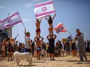 Aksi Warga Israel Demo di Pantai Tolak Lockdown Jilid 2