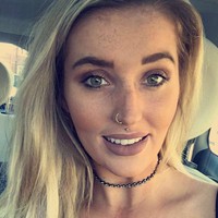 Amber May adalah presenter sekaligus model seksi yang terobsesi operasi plastik. Wanita asal Inggris tersebut bahkan sudah mulai menyukai prosedur kecantikan sejak usia 18 tahun. Foto: Instagram @ambermayy__