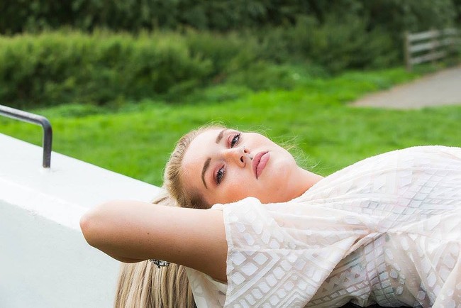 Awalnya Amber hanya mencoba untuk memasang filler di bibir. Namun setahun setelahnya ia menjalani operasi payudara dari ukuran 34C menjadi 34F karena terinspirasi wanita-wanita di Instagram. Ukuran tersebut adalah yang terbesar di Inggris.  Foto: Instagram @ambermayy__