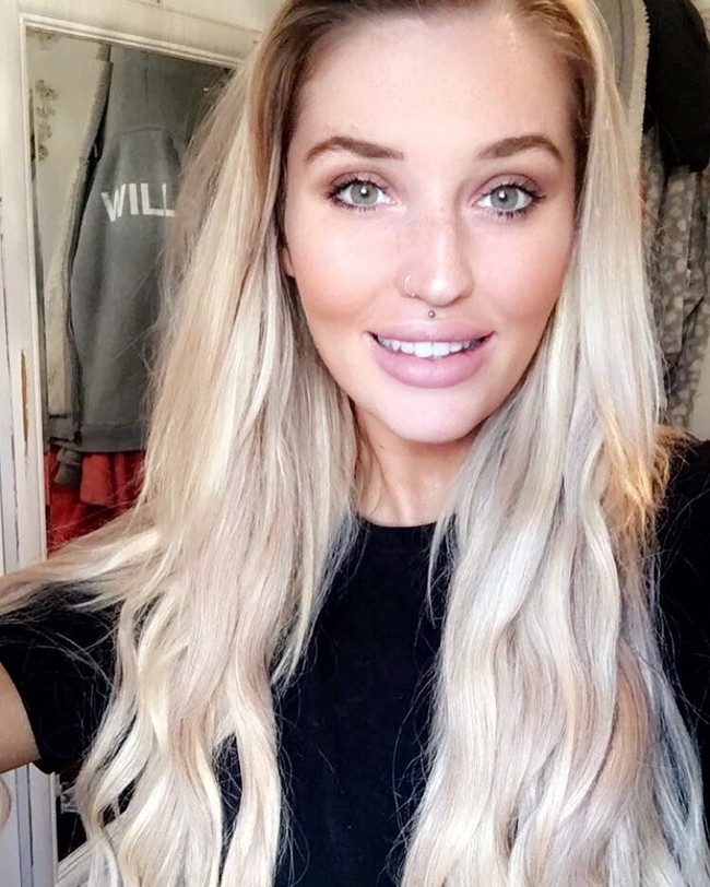 Aku menjalani operasi pertamaku pada payudara ketika berusia 19, didanai dari bekerja di klub lima malam seminggu. Aku tahu aku selalu ingin tampilan (payudara) besar dan palsu, ungkapnya dilansir Dailystar. Aku melihat wanita-wanita di Instagram dan menyukai ukuran mereka jadi aku meminta dokter bedah untuk sebesar mungkin, tambah Amber. Foto: Instagram @ambermayy__