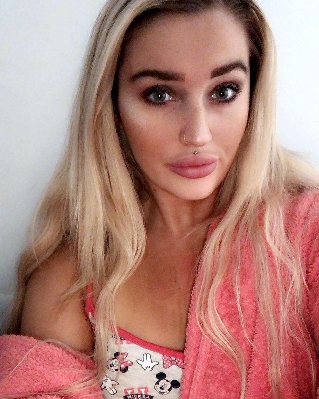 Tak puas dengan ukuran tersebut ia sudah melakukan operasi kedua untuk membuat ukurannya menjadi 36K. Masih belum puasj uga  dengan penampilan seksinya, Amber berniat untuk melakukannya lagi tahun depan. Ia bahkan berencana terbang ke Turki untuk operasi hidung, penyedotan lemak, dan implan bokong. Foto: Instagram @ambermayy__