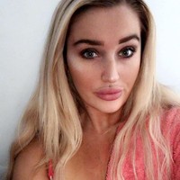 Tak puas dengan ukuran tersebut ia sudah melakukan operasi kedua untuk membuat ukurannya menjadi 36K. Masih belum puasj uga  dengan penampilan seksinya, Amber berniat untuk melakukannya lagi tahun depan. Ia bahkan berencana terbang ke Turki untuk operasi hidung, penyedotan lemak, dan implan bokong. Foto: Instagram @ambermayy__