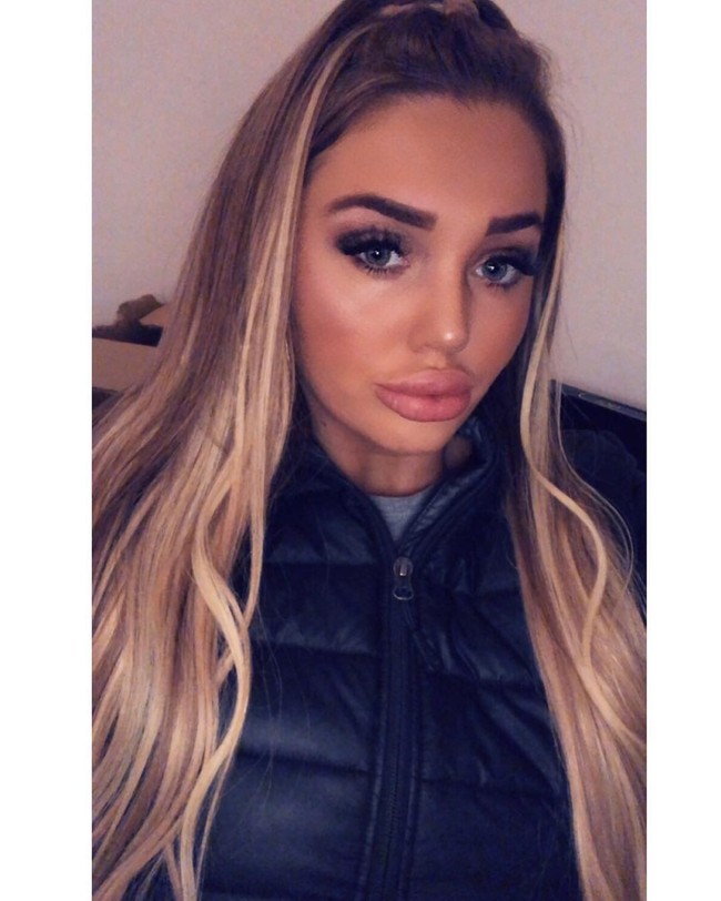 Aku mendapat banyak DM dari fans, sulit untuk membalas semuanya tapi aku berinteraksi dengan mereka di OnlyFans. Banyak fans membelikanku hadiah untuk mendapat atensi bahkan mereka datang ke klub untuk menemuiku beberapa kali. Aku sering dikenali ketika keluar dan orang sering berfoto denganku, ujarnya. Foto: Instagram @ambermayy__