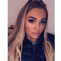 Aku mendapat banyak DM dari fans, sulit untuk membalas semuanya tapi aku berinteraksi dengan mereka di OnlyFans. Banyak fans membelikanku hadiah untuk mendapat atensi bahkan mereka datang ke klub untuk menemuiku beberapa kali. Aku sering dikenali ketika keluar dan orang sering berfoto denganku, ujarnya. Foto: Instagram @ambermayy__