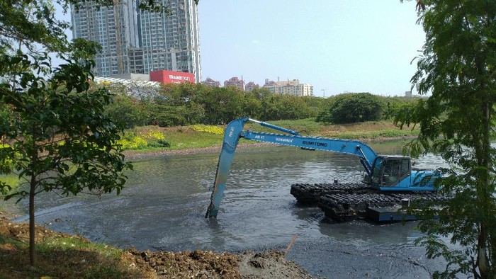 Antisipasi Banjir, Pemprov DKI Keruk Waduk Ria Rio Jaktim