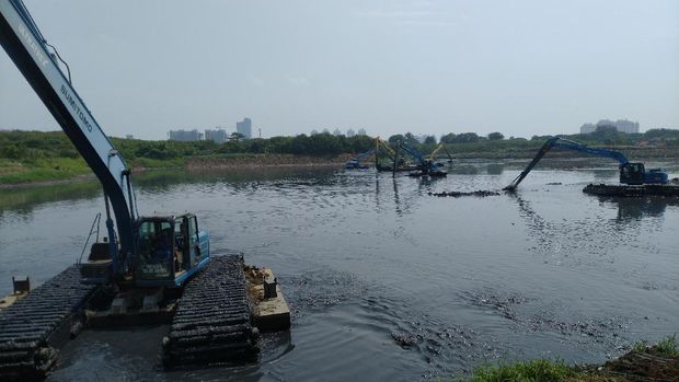 Antisipasi Banjir, Pemprov DKI Keruk Waduk Ria Rio Jaktim