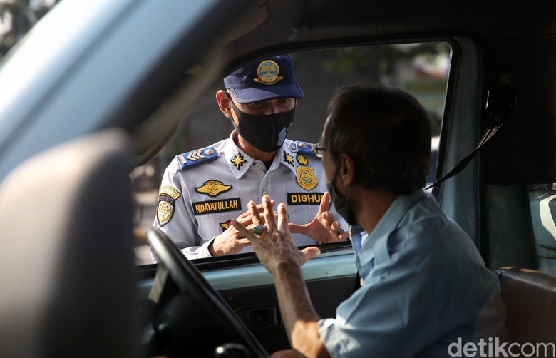 Awas, Angkot Bawa Penumpang Lebih dari 50 Persen Kena Razia Saat PSBB, jumlah penumpang di angkutan umum dibatasi 50 persen. Angkot yang kelebihan penumpang pun terjaring razia.