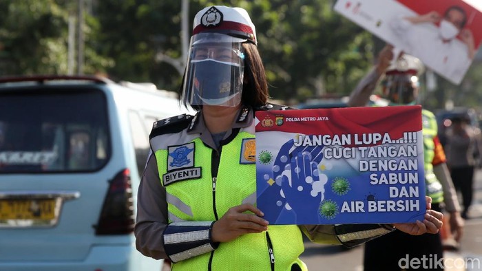 Saat PSBB, jumlah penumpang di angkutan umum dibatasi 50 persen. Angkot yang kelebihan penumpang pun terjaring razia.