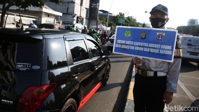 Awas, Angkot Bawa Penumpang Lebih dari 50 Persen Kena Razia Saat PSBB, jumlah penumpang di angkutan umum dibatasi 50 persen. Angkot yang kelebihan penumpang pun terjaring razia.