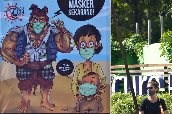 Wisatawan menyaksikan konser berkonsep drive-in bertajuk Bali Revival: New Era Festival di Rooftop Parkir Monkey Forest, Ubud, Gianyar.