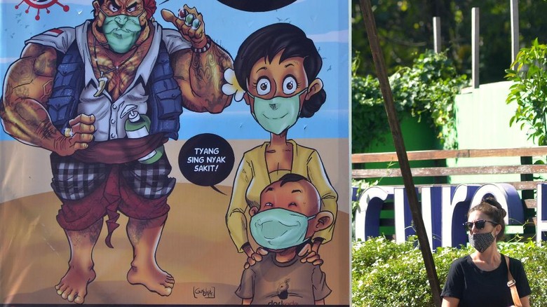 Wisatawan menyaksikan konser berkonsep drive-in bertajuk Bali Revival: New Era Festival di Rooftop Parkir Monkey Forest, Ubud, Gianyar.