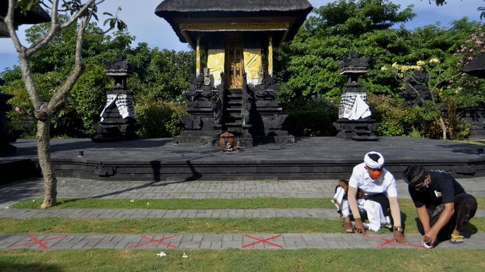 Wisatawan menyaksikan konser berkonsep drive-in bertajuk Bali Revival: New Era Festival di Rooftop Parkir Monkey Forest, Ubud, Gianyar.