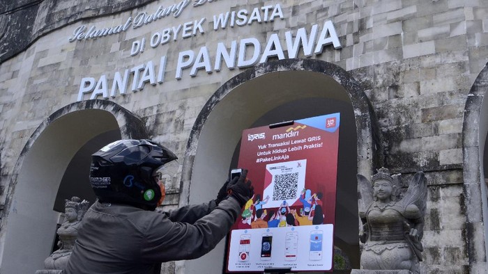 Wisatawan menyaksikan konser berkonsep drive-in bertajuk Bali Revival: New Era Festival di Rooftop Parkir Monkey Forest, Ubud, Gianyar.