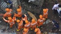 Diketahui, sebuah bangunan yang berada di pinggiran Kota Mumbai, India, runtuh hingga menewaskan sedikitnya 10 orang. AP Photo/Praful Gangurde.