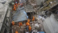 Tim penyelamat melakukan evakuasi di area reruntuhan bangunan yang ambruk di pinggiran Kota Mumbai, India, Senin (21/9/2020). AP Photo/Praful Gangurde.