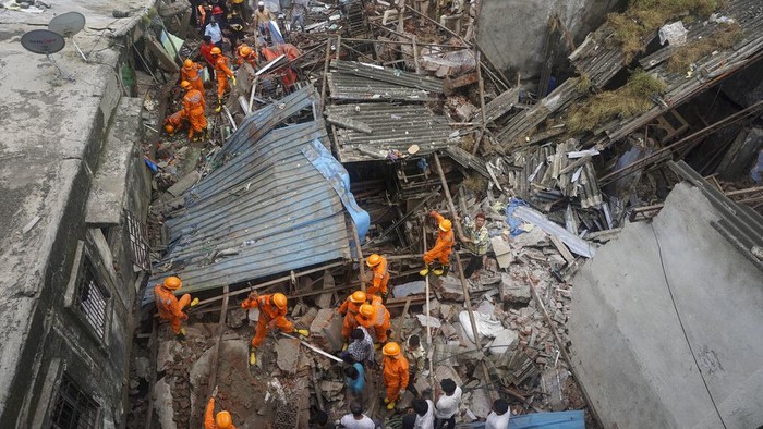 Bangunan Runtuh Tewaskan 10 Orang di India, Evakuasi Terus Berlanjut Sebuah bangunan di Mumbai, India, runtuh dan tewaskan 10 orang. Proses evakuasi masih berlanjut karena sejumlah orang dilaporkan terjebak di reruntuhan bangunan