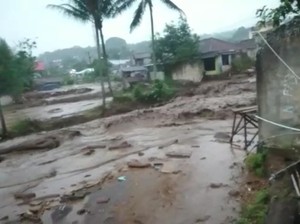 Banjir Bandang Sukabumi, 3 Warga Hilang Sejumlah Mobil Terseret