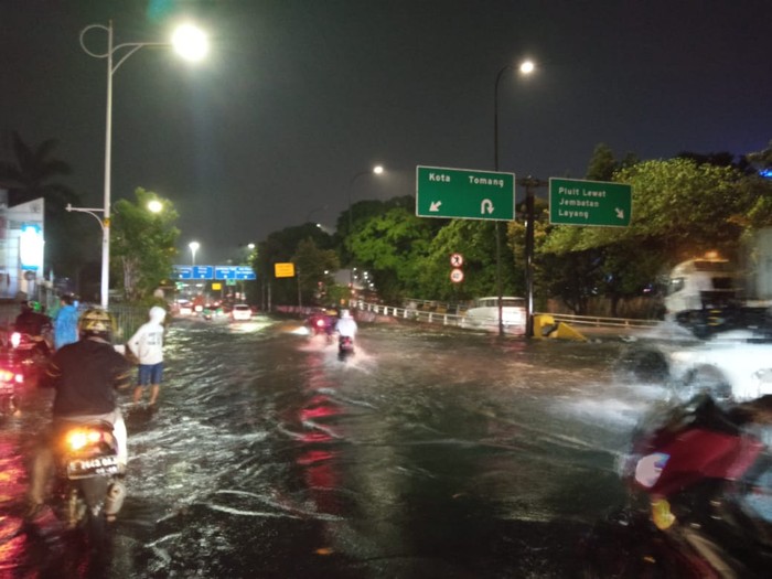 Jalan Letjen S Parman, Jakarta Barat, banjir, Senin (21/9/2020).