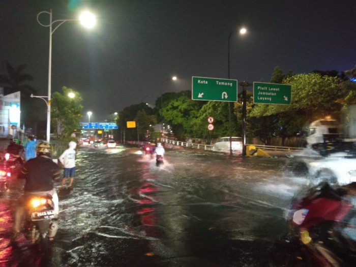 Jalan Letjen S Parman, Jakarta Barat, banjir, Senin (21/9/2020).