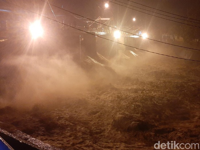 Bendung Katulampa Bogor siaga 1 usai debit air sungai Ciliwung naik